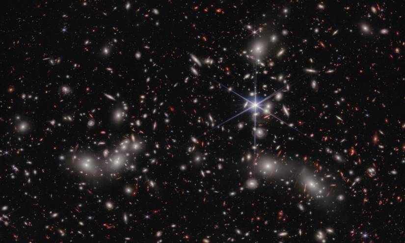 Los astrónomos estiman que 50.000 fuentes de luz en el infrarrojo cercano están representadas en esta imagen del telescopio espacial James Webb de la NASA, ESA y CSA.