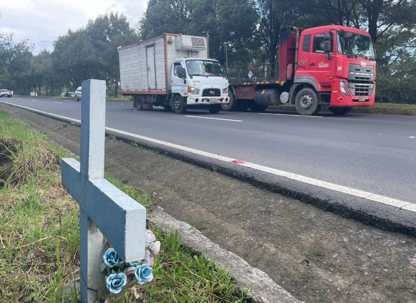 Los camiones y tráilers circulan en altas velocidades.