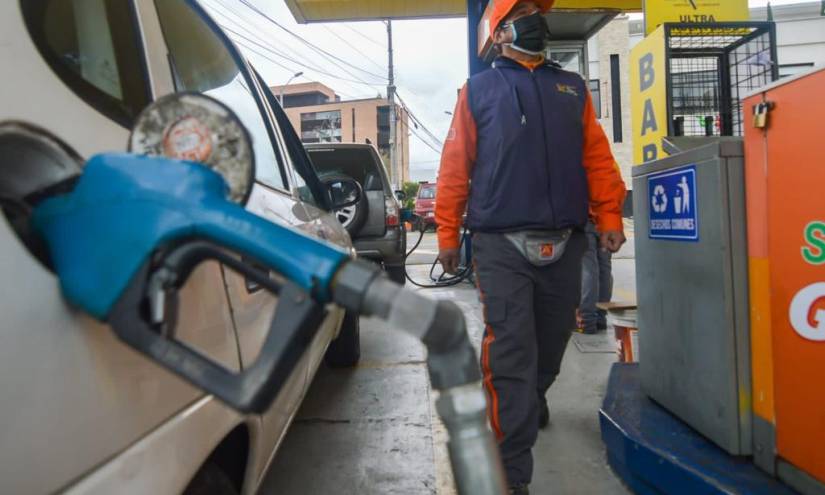 Gasolina súper baja 7 centavos por galón desde este viernes