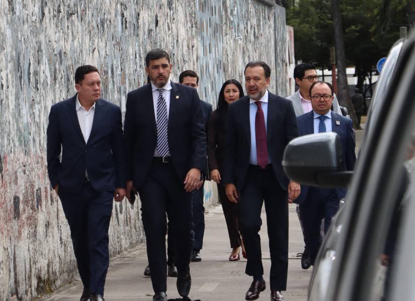 Imagen de los alcaldes Cristian Zamora (Cuenca), Aquiles Álvarez (Guayaquil) y Pabel Muñoz (Quito).