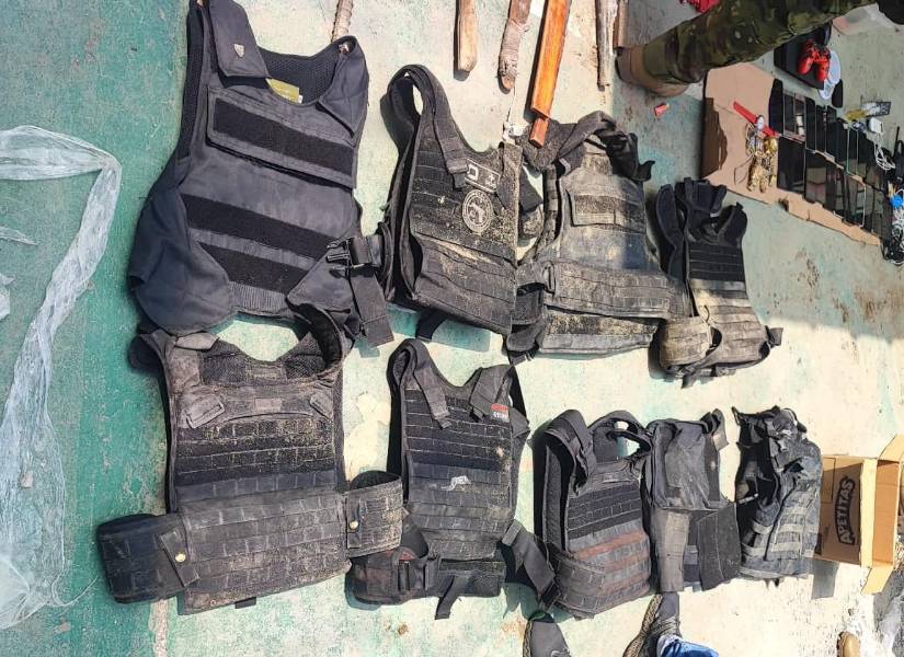 Imagen de chalecon incautados en la Penitenciaría del Litoral este miércoles 26 de julio.