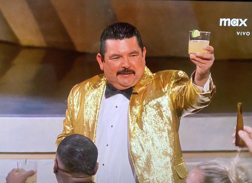 Guillermo Rodríguez brindando con la audiencia.