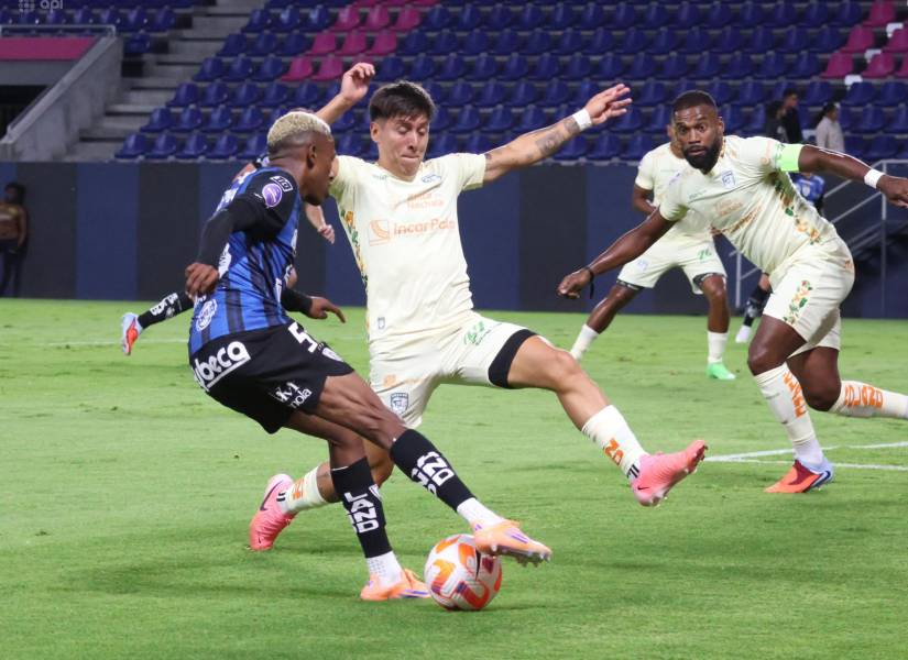 Jugadores de ambos clubes disputando el balón.