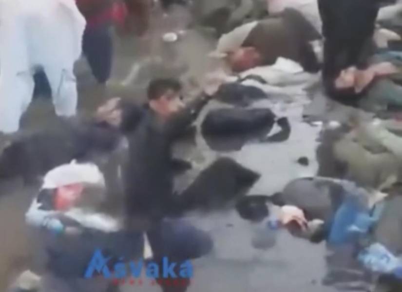 La escena después del atentado cerca del aeropuerto de Kabul en Afganistán el 26 de agosto de 2021. Foto tomada de video. (Agencia de noticias Asvaka, via AP)