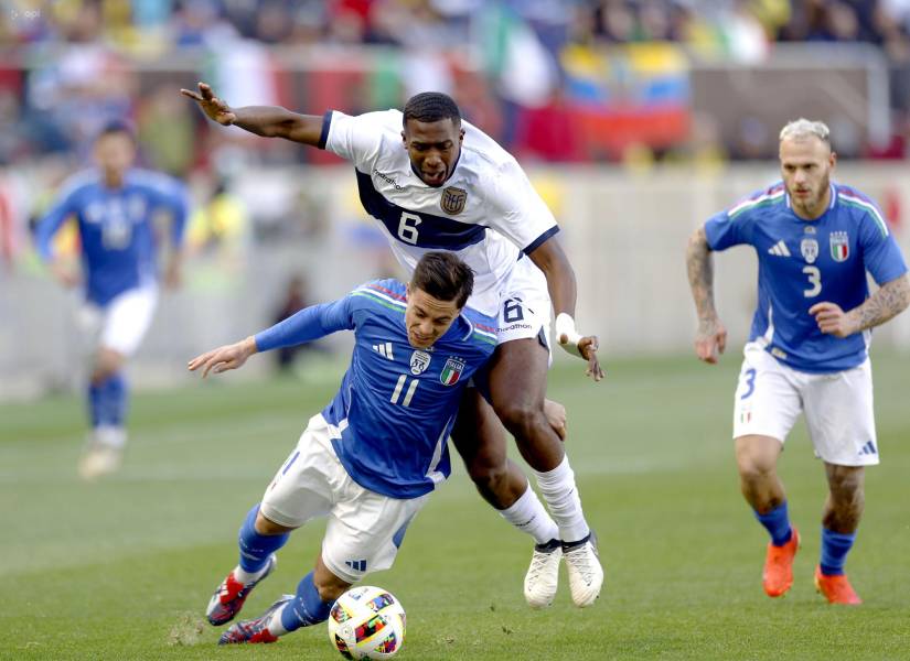 William Pacho busca recuperar el balón en el amistoso contra Italia