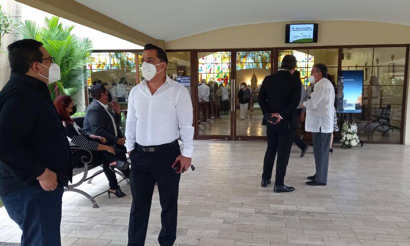 Amigos y familiares asistieron al funeral de Alfredo Pinoargote Cevallos.