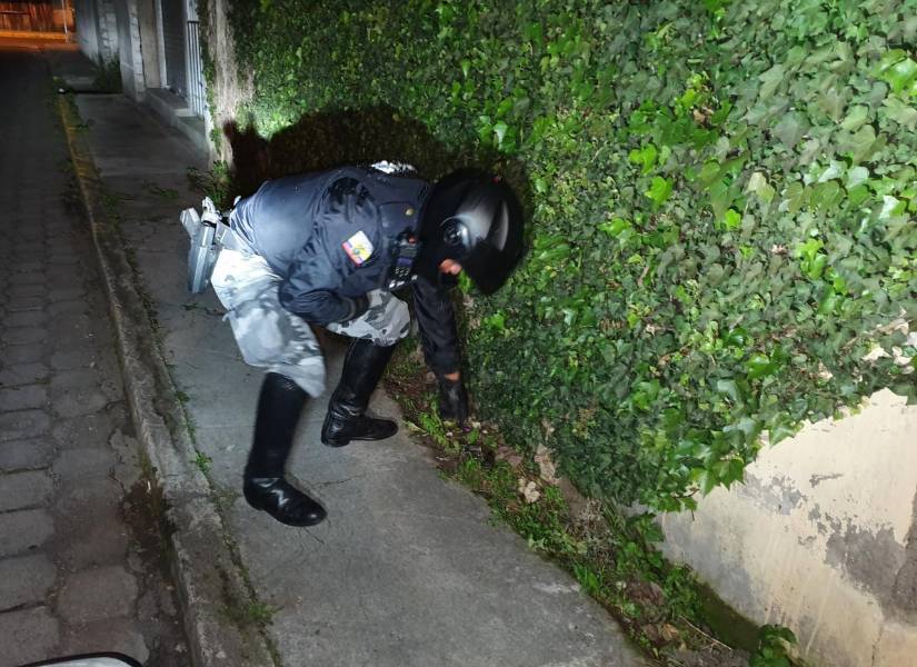 Momento en el que los uniformados localizaron un arma de fuego.