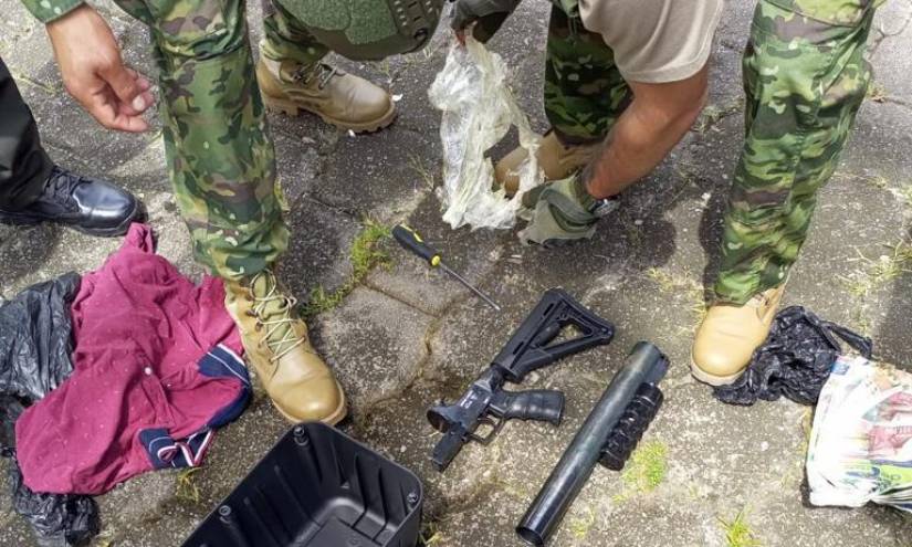 Ejército descubre lanzagranadas y 18 bombas ocultas en un taxi sin placas en Ibarra