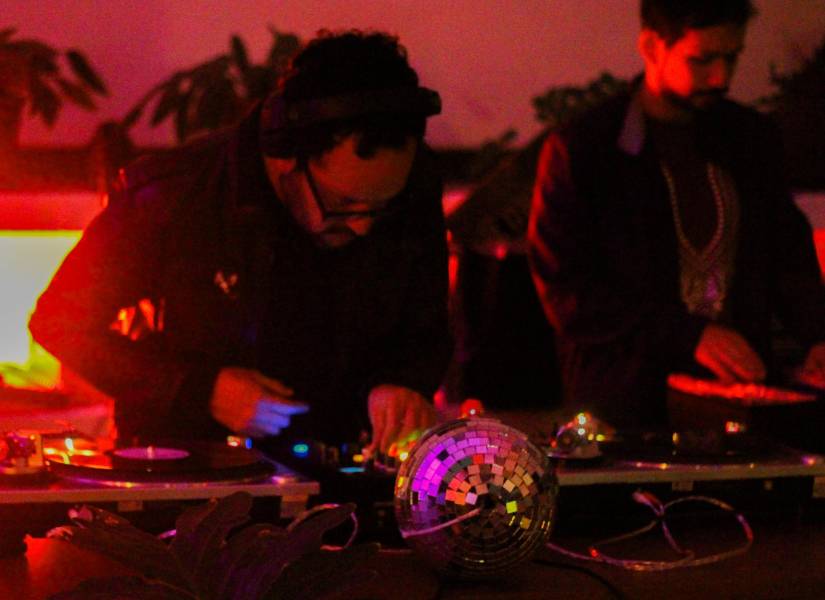 Esteban Falconí y DJ Josafath hicieron girar vinilos de disco que transformaron un hangar en Studio 54.