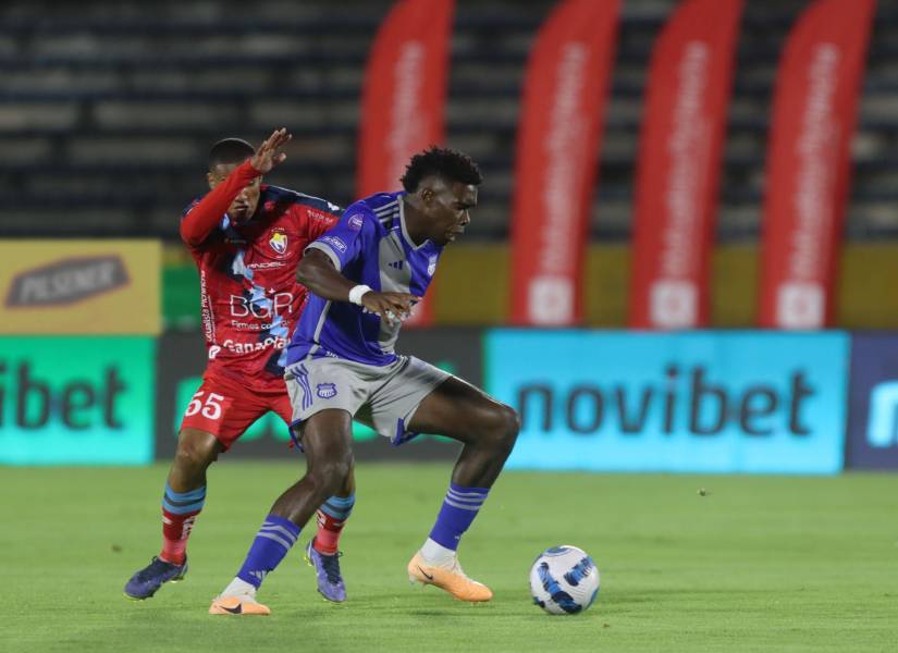 Michael Carcelén controla el balón ante la presión de un jugador de El Nacional