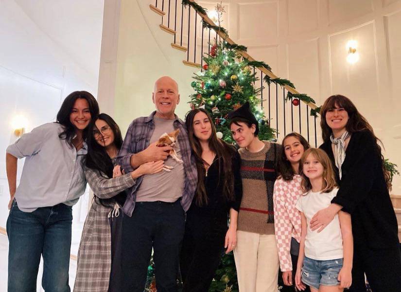 Bruce Willis con su familia en la navidad de 2022.