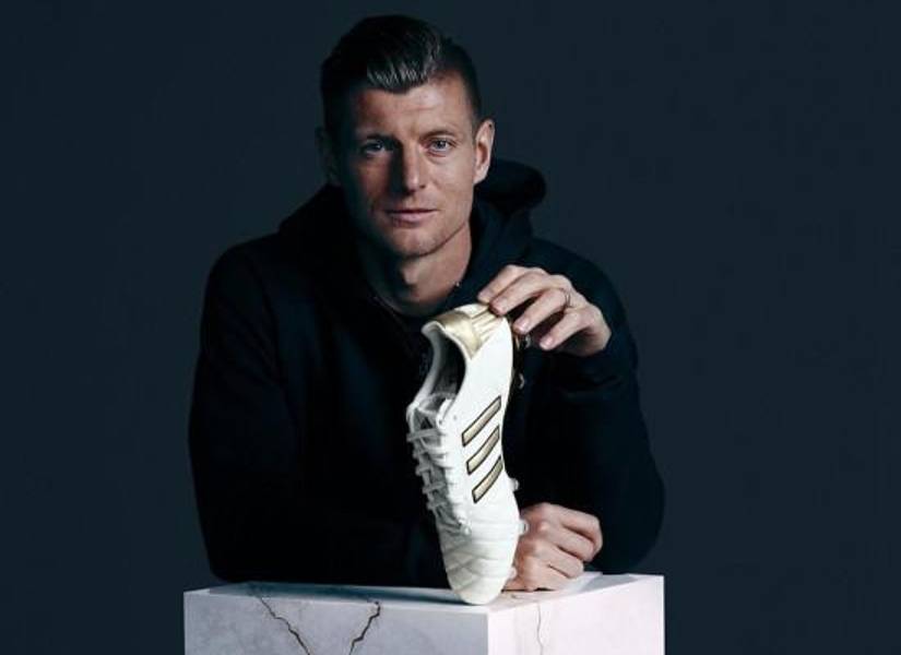 Kroos y el nuevo modelo 11 Pro TK. (Redes sociales)