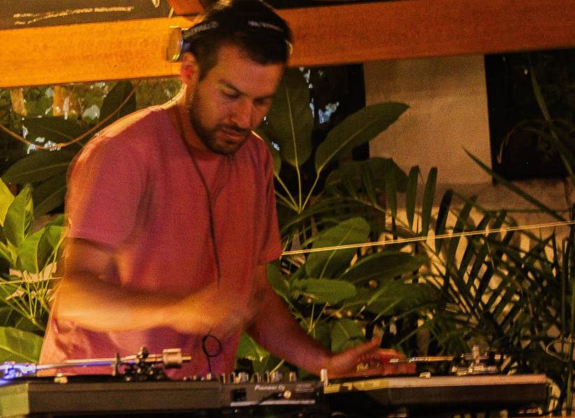 En el restaurante Xqueje, Pontevedra, donde Joaquín Cornejo y Santi D colocaron reggae y dancehall, pero estaba tan lleno que apenas se podía ingresar.