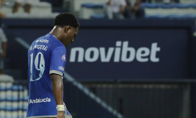 El jugador de Emelec, Bryan Angulo lamenta la ocasión errada