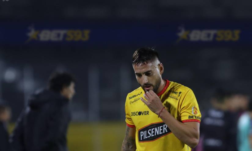 Francisco Fydriszewski, delantero de Barcelona, saliendo del campo de juego tras haber sido expulsado por el árbitro Álex Cajas.