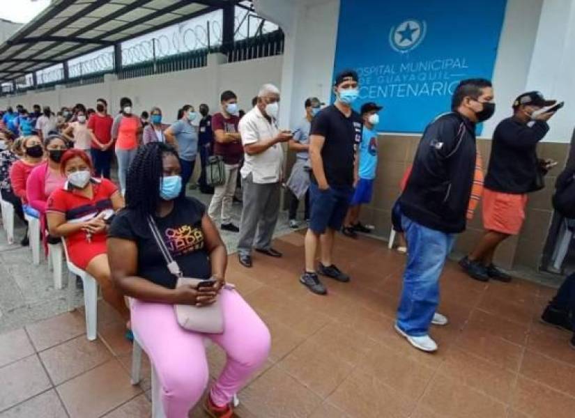 Al hospital Bicentenario en Guayaquil llegan cada vez más pacientes con cuadros respiratorios.