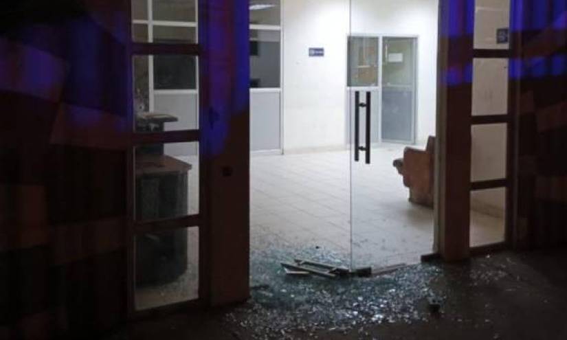 La puerta principal de la UPC de Socio Vivienda fue destruida por los disparos.