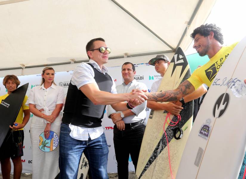 Daniel Noboa en la presentación del Primer Campeonato Nacional de Surf en la provincia de Manabí, el 15 de febrero de 2024.