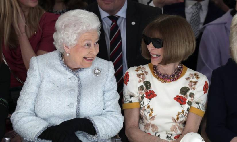 La reina Isabel II de Gran Bretaña sentada junto a la editora de moda de Vogue Anna Wintour mientras miran el desfile de Richard Quinn antes de entregarle el primer Premio Reina Isabel II al Diseño Británico en Londres el 20 de febrero de 2018. (Yui Mok/Pool photo via AP)