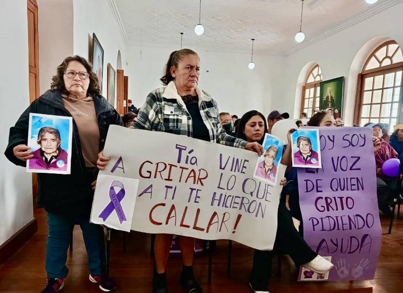Imagen de mujeres exigiendo justicia por el asesinato de una mujer de 83 años en Déleg, Cañar.