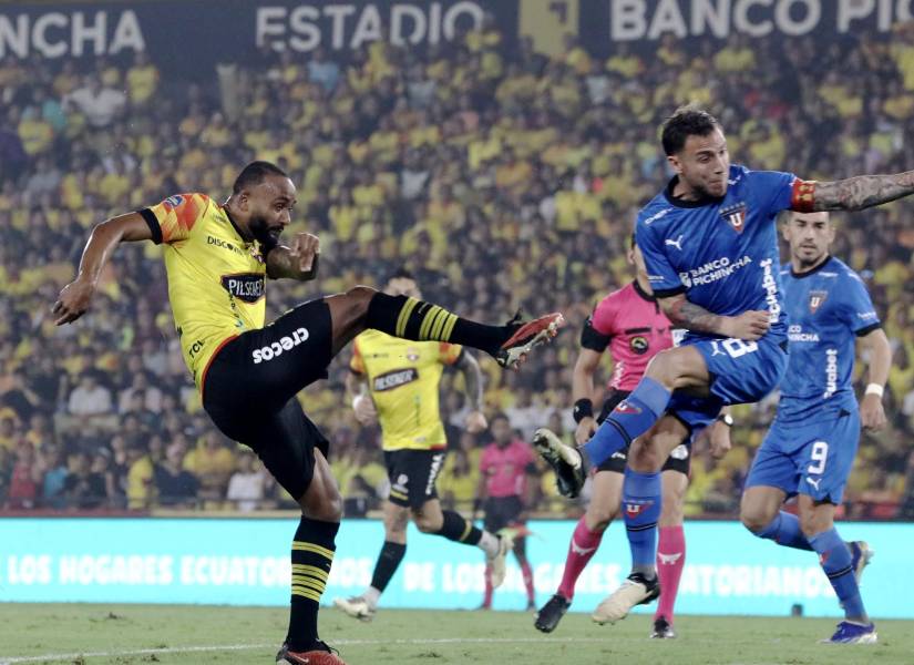 Souza fue uno de los mejores en marcar la salida del rival. (API)