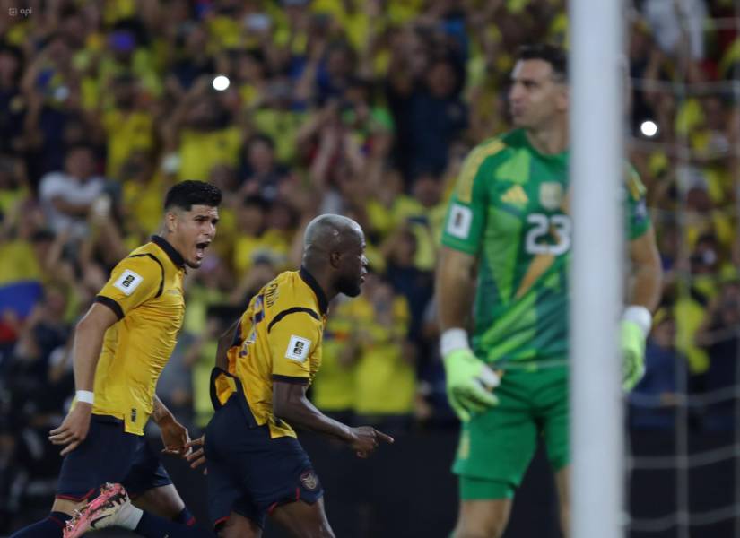 Enner Valencia engañó al Dibu Martínez desde el punto penal.