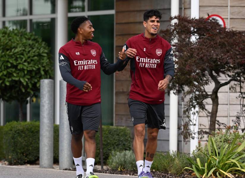 Myles Lewis-Skelly y Piero Hincapié en un entrenamiento con el Arsenal