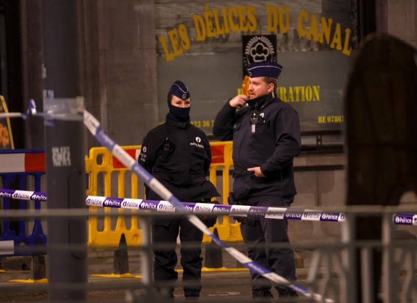 Dos policías belgas acordonan el centro de Bruselas, Bélgica.