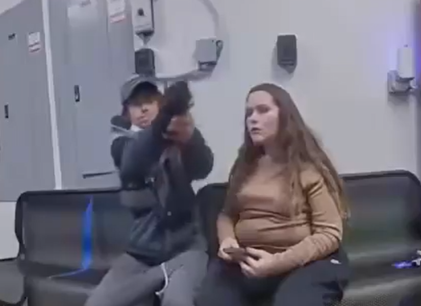 Captura de imagen del video donde un hombre intentó disparar a un policía en EE. UU.