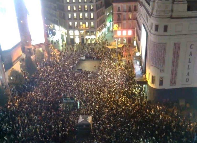 Cientos de fanáticos se congregaron en El Callao, Madrid, para presenciar la revelación.