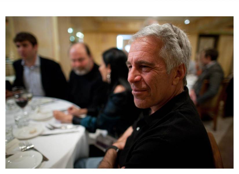 18/12/2025. Fotografía sin fecha específica de toma, publicada por los demócratas del Comité de Supervisión de la Cámara Baja (Oversight Dems), donde aparece Jeffrey Epstein durante una cena.