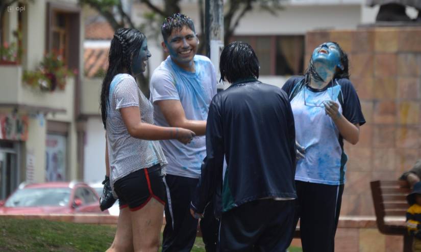 Estudiantes se adelantaron al Carnaval en Cuenca.