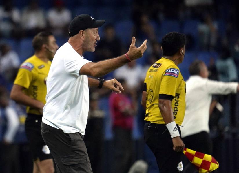 El entrenador de Emelec, Guillermo Duró, en el partido ante Macará por la fecha ocho del segundo hexagonal de la LigaPro