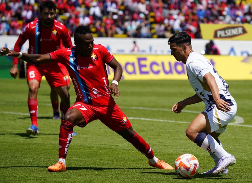 Alexander Alvarado, jugador de Liga de Quito, contra la marca de Bryan Hernández, volante de El Nacional