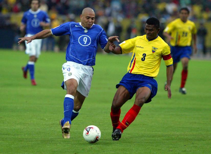Iván Hurtado intenta robarle el balón a Ronaldo por las Eliminatorias de Alemania 2006