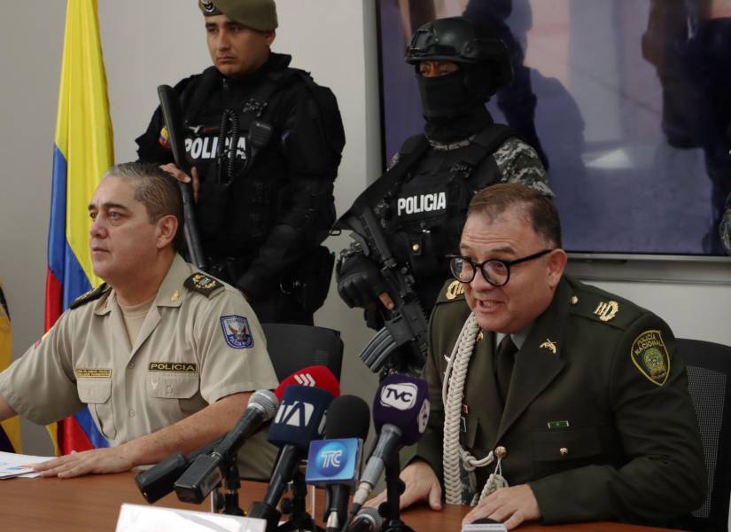 El general William Villarroel, titular de la Dirección Nacional de Investigación Antidrogas de Ecuador, y el coronel de la Policía colombiana, José Jaramillo, ofrecieron una rueda de prensa en Quito.