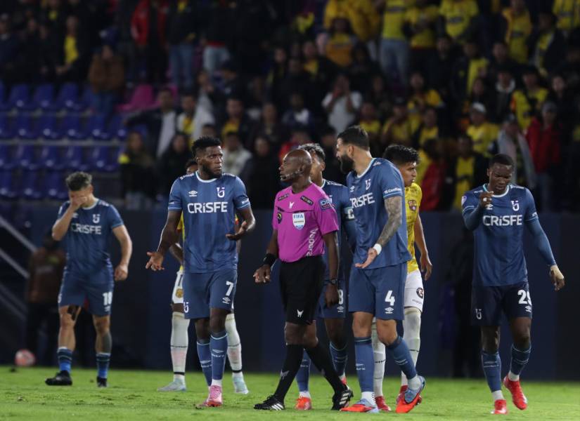 Augusto Aragón pitó un penal a favor de Barcelona SC y uno para la Universidad Católica durante el duelo por la cuarta fecha del hexagonal final.