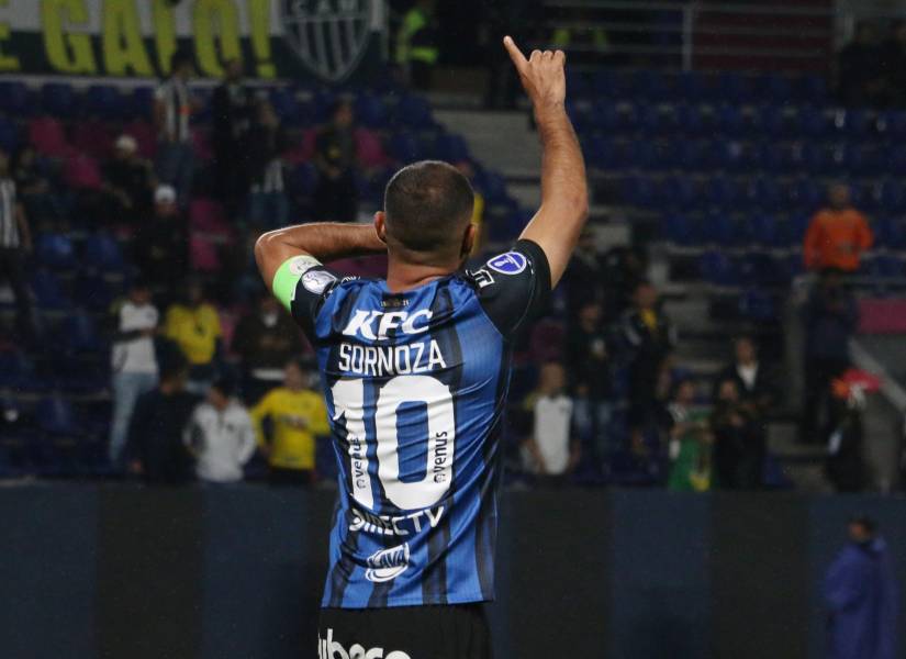 Junior Sornoza, capitán de Independiente del Valle, celebra su gol de penal contra Atlético Mineiro por la semifinal de ida de la Copa Sudamericana
