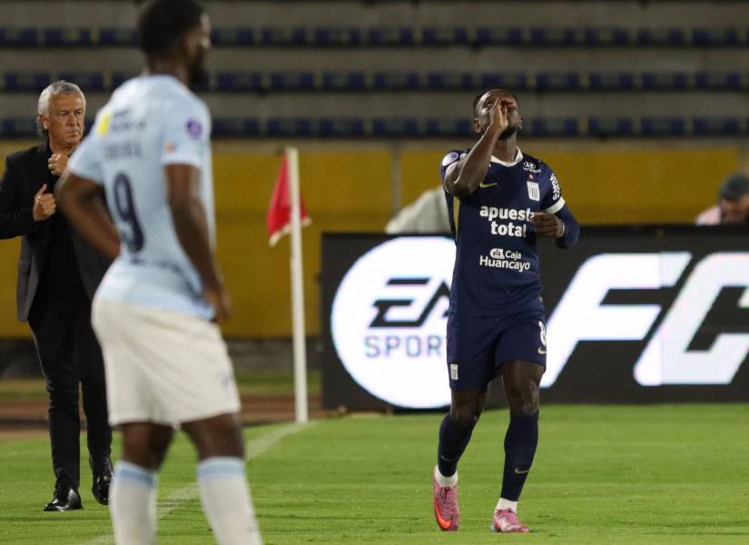 El delantero de Alianza Lima, Eryc Castillo, celebra su gol contra Universidad católica por los octavos de final de la Copa Sudamericana