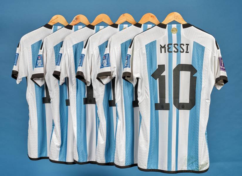 Las seis camisetas de Lionel Messi que usó en el Mundial de Qatar 2022 serán subastadas.