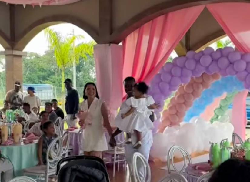 La familia Caicedo-Salazar llegando a la celebración con su hija.