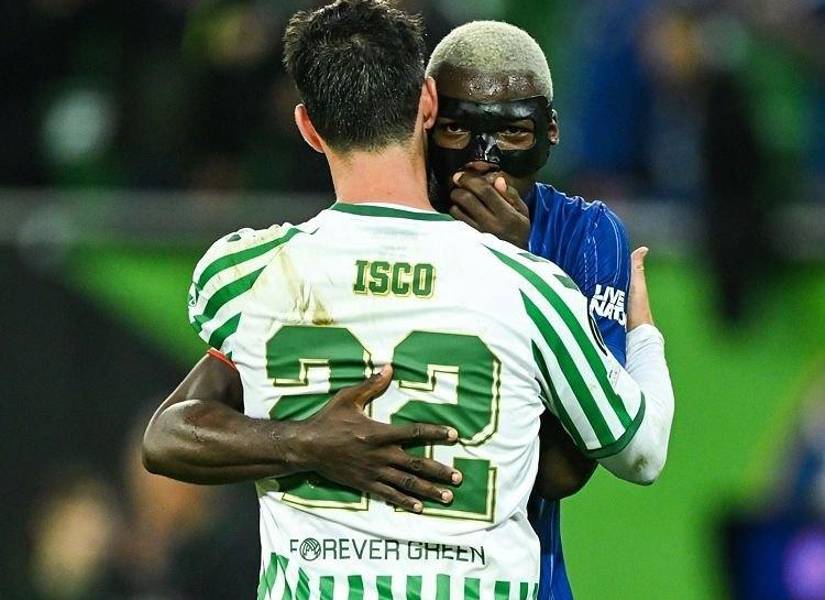 Moisés Caicedo habla con Isco Alarcón en la final de la Conference League