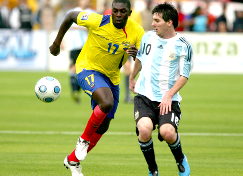 Ecuador venció 2-0 a Argentina en las Eliminatorias al Mundial 2010.