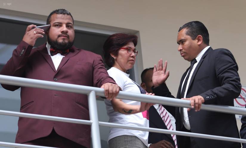 Elizabeth Otavalo (c), madre de María Belén Bernal, con sus abogados en la audiencia de cambio de medidas para la cadete Joselyn Sánchez.