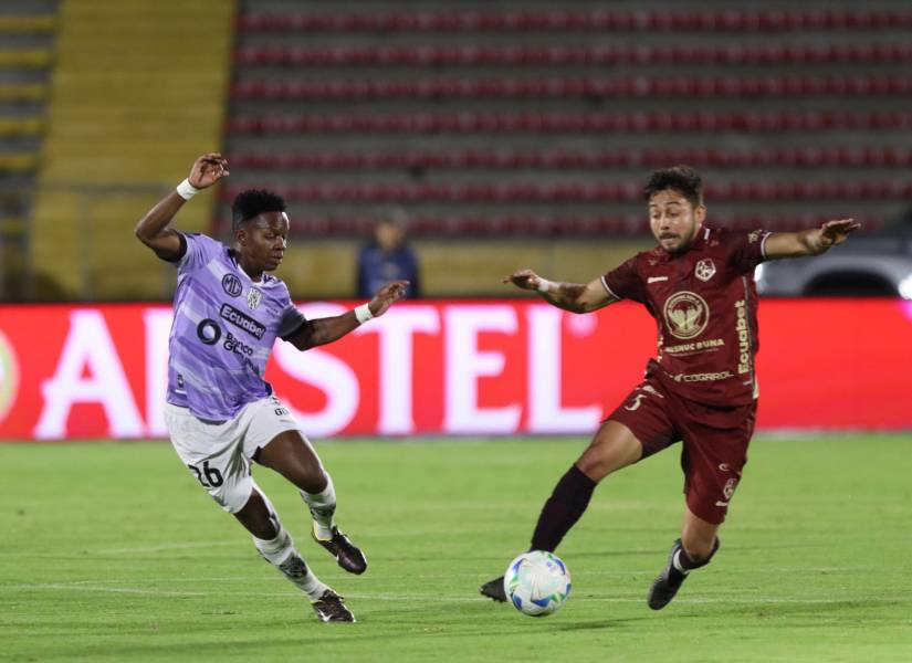 El volante de Mushuc Runa, Esteban Dávila, disputa el balón con Juan Cazares de Independiente del Valle por los octavos de final de la Copa Sudamericana