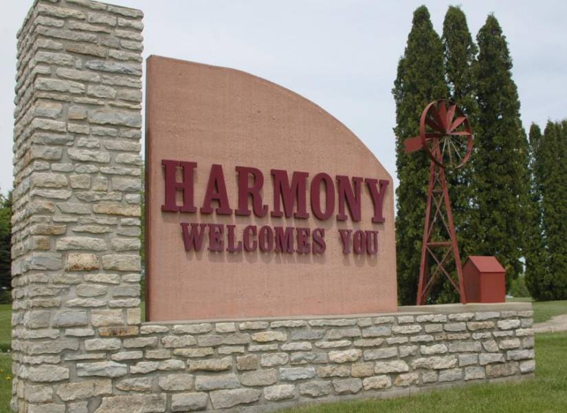 La ciudad que busca residentes (Harmony) se fundó en 1880.