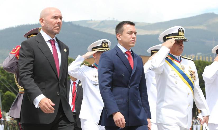 Foto del ministro deDdefensa Giancarlo Loffredo, el presidente Daniel Noboa y el jefe del Comando Conjunto de las Fuerzas Armadas Jaime Vela.