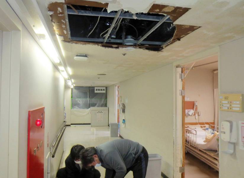 Gente limpiando después de que parte del techo se derrumbara en el Hospital General de Mutsu tras pasar el terremoto.