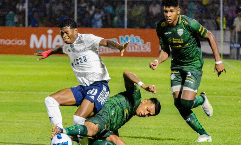 En la disputa por la pelota Jackson Rodríguez, de Emelec, fue el más afectado con una luxofractura de tobillo.