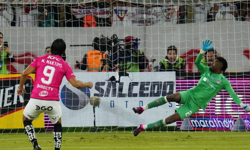 Marcelo Moreno Martins falló su tiro penal ante Liga de Quito.